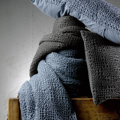 Jeté de lit Tana carbone 240 x 260 cm en coton nid d'abeille – vue 2