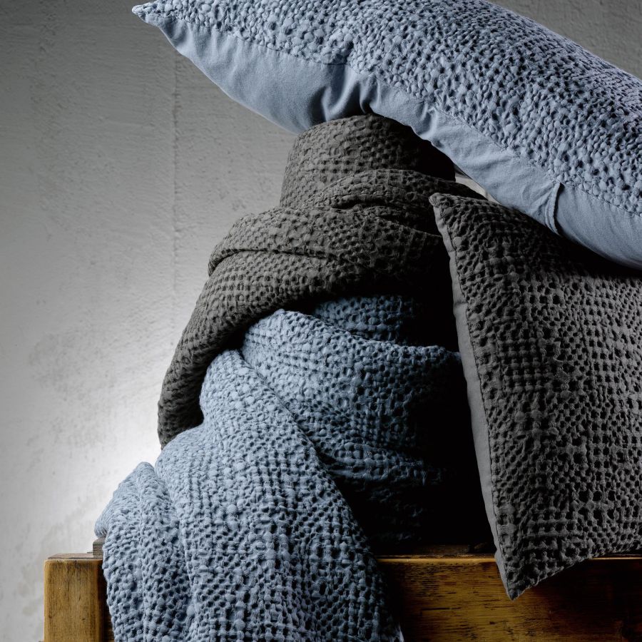 Jeté de lit Tana carbone 260 x 260 cm en coton nid d'abeille – vue 2