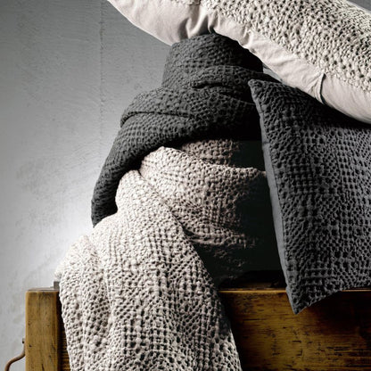 Jeté de lit Tana craie 240 x 260 cm en coton nid d'abeille – vue 2