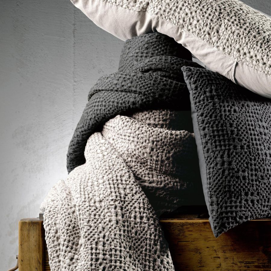 Jeté de lit Tana craie 260 x 260 cm en coton nid d'abeille – vue 2