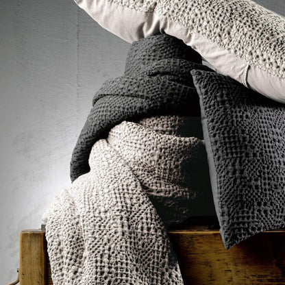 Jeté de lit Tana craie 260 x 260 cm en coton nid d'abeille – vue 2