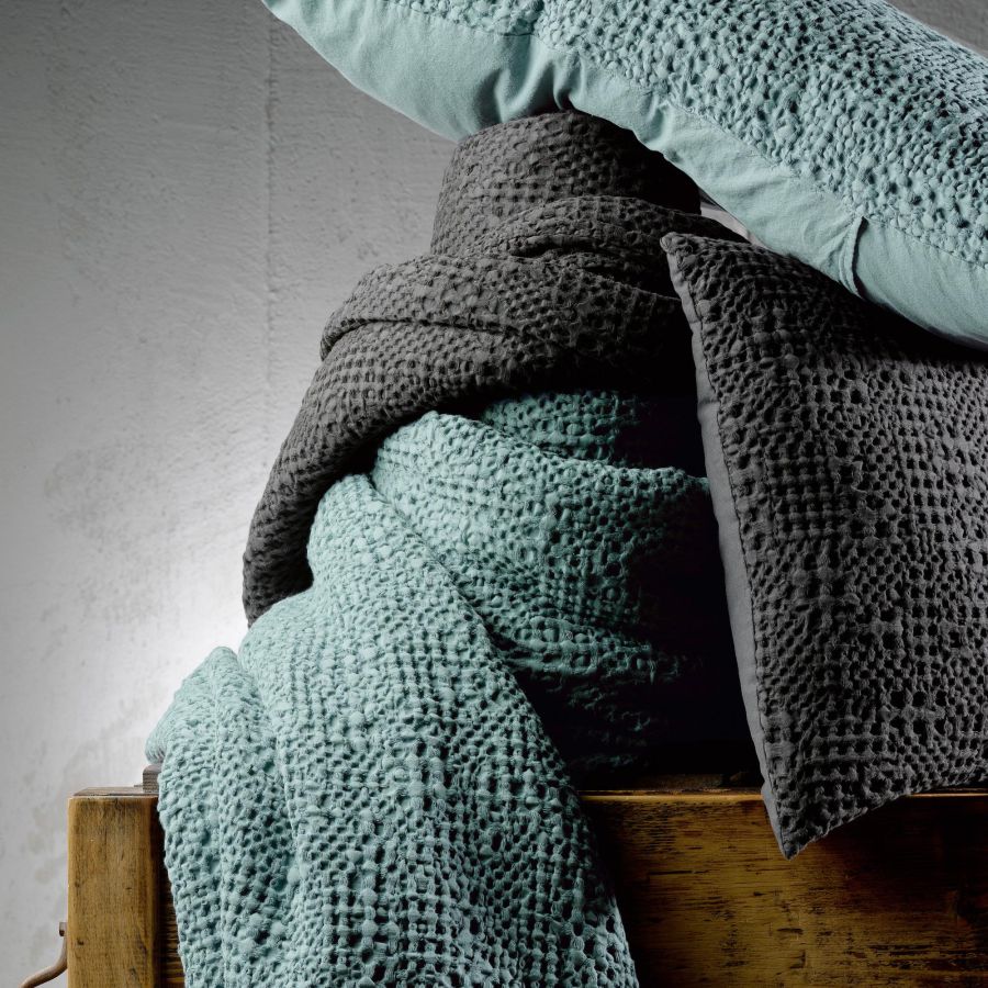 Jeté de lit Tana vert de gris 180 x 260 cm en coton nid d'abeille – vue 2