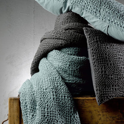 Jeté de lit Tana vert de gris 260 x 260 cm en coton nid d'abeille – vue 2